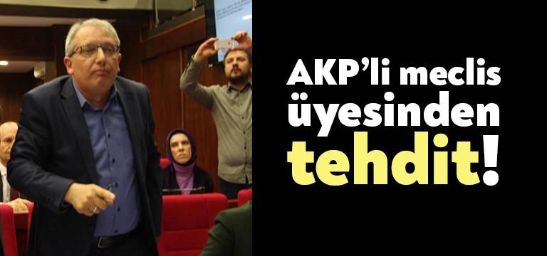 İzmit Belediyesi personeli büyükşehir sorumluluğundaki alandan bayrakları indirirken bu anları
