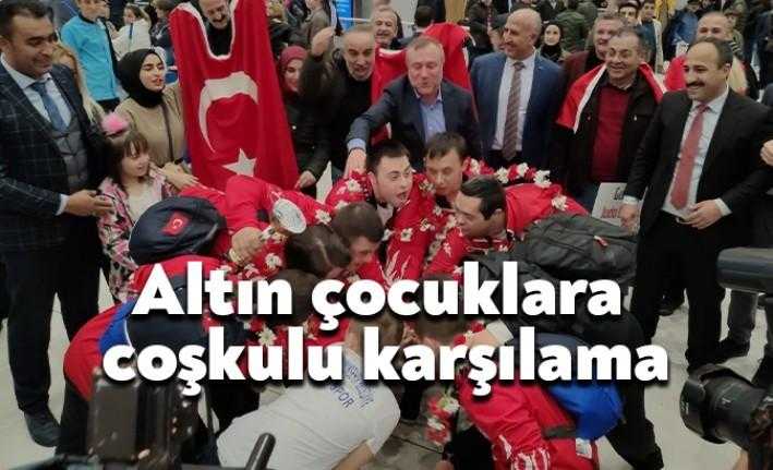 Kocaeli Büyükşehir Belediyesi Kağıtspor’un dünya şampiyonu özel sporcuları yurda döndü.