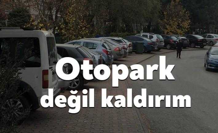 Körfez Mimar Sinan Mahallesi muhtarlık mevkiinde kaldırımlar, araçlar tarafından işgal