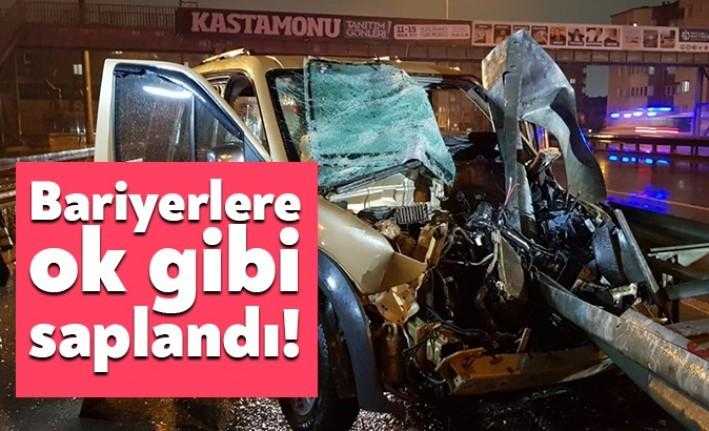 D-100 karayolu Derince mevkiinde Adem Sözer idaresindeki araç bariyerlere saplandı.