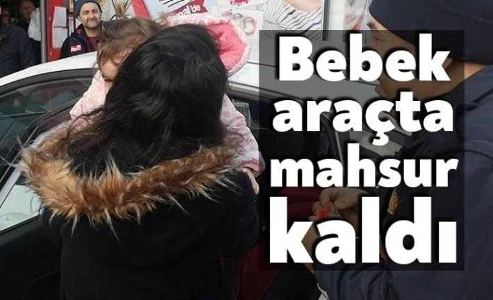 İzmit Alikahya Mahallesi'nde bir aracın içinde mahsur kalan bebek itfaiye