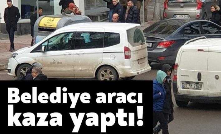 İzmit Belediyesi hizmet aracı kaza yaptı. Bir araca yandan çarpan