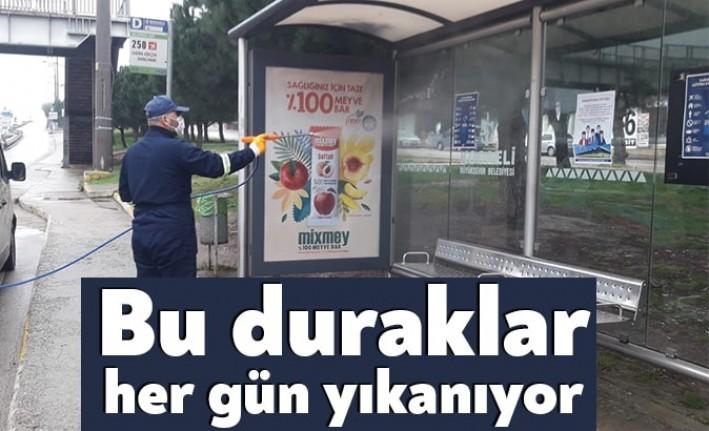 Derince Belediyesi ekipleri koronavirüsle mücadele kapsamında ilçedeki otobüs duraklarını her