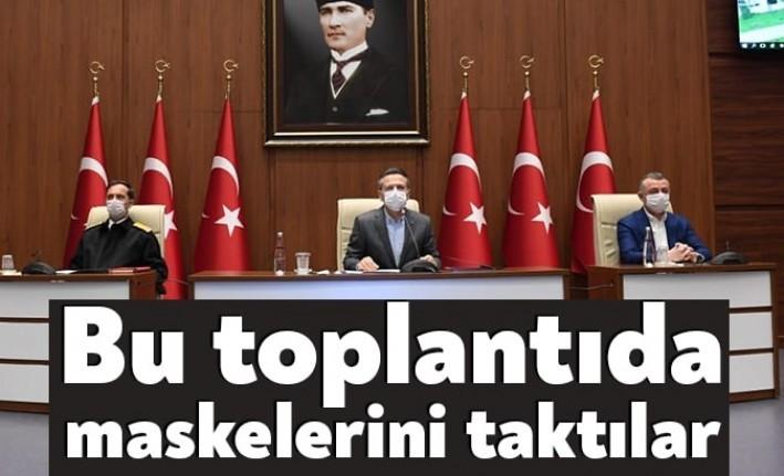 Kocaeli İl Pandemi Kurulu 2. Toplantısı'nın ilkinde maske takmayan yöneticiler,