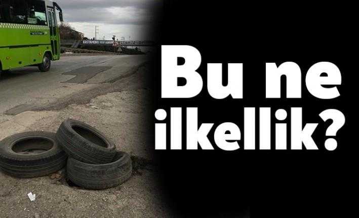 İzmit Şirintepe’de D-100 bağlantı yolunun kenarında bulunan çukur, esnafların çabasıyla