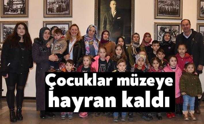 İzmit'teki Atatürk Müzesi'ni Karaabdülbaki Anaokulu öğrencileri ziyaret etti. Müzedeki eserler