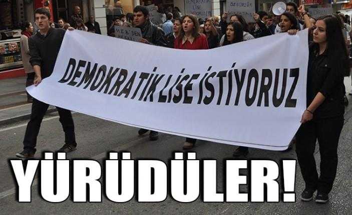 Dev-Lis ve Liseli Genç Umut’a bağlı yaklaşık 30 öğrenci, Belediye