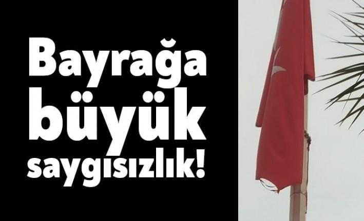 Derince'de D-100 karayolu battı çıktısı üzerinde yer alan Türk Bayrağı