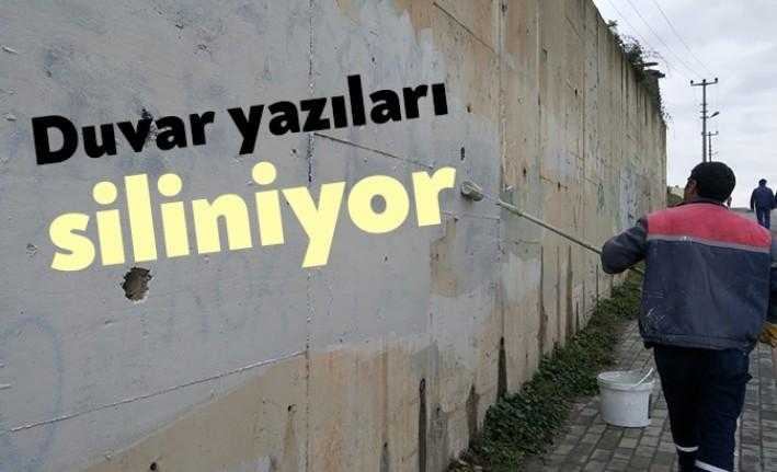 Körfez Belediyesi ekipleri, görüntü kirliliği yaratan duvar yazılarını siliyor