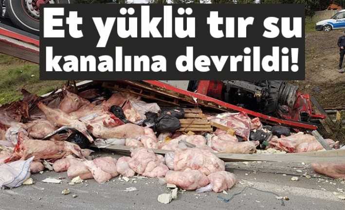 Körfez TEM otoyolunda lastiği patlayan et yüklü tırın kontrolden çıkarak