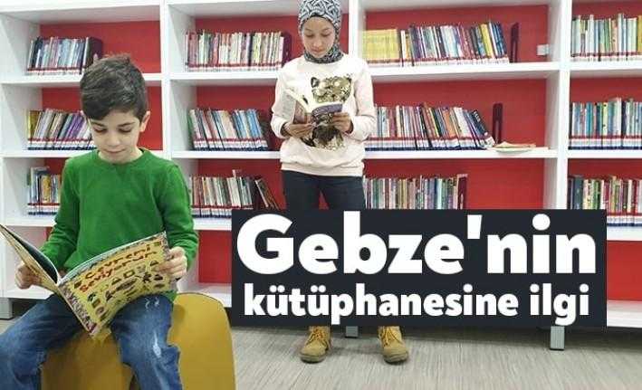 Gebze Çoban Mustafa Paşa Kütüphanesi’nde ders çalışıp ödevlerini yapıyor