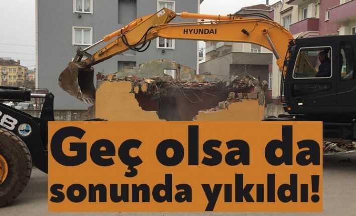 Derince Belediyesi Yapı Kontrol Müdürlüğü ekipleri, Sırrıpaşa Mahallesi'ndeki metruk yapıyı