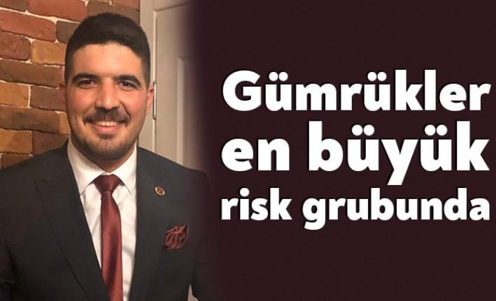 Derince Belediye Meclisi’nin MHP’li Meclis Üyesi Tayfun Tosun, gümrük çalışanlarına