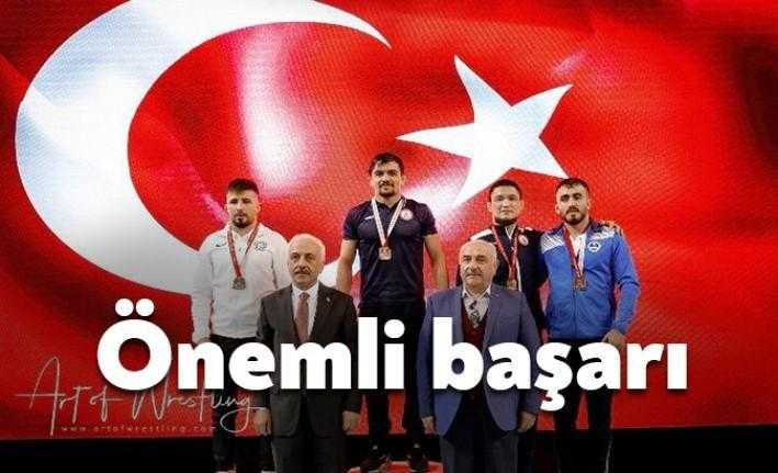 Kocaeli Büyükşehir Belediyesi Kağıtspor Güreş branşında önemli başarılar elde ederek