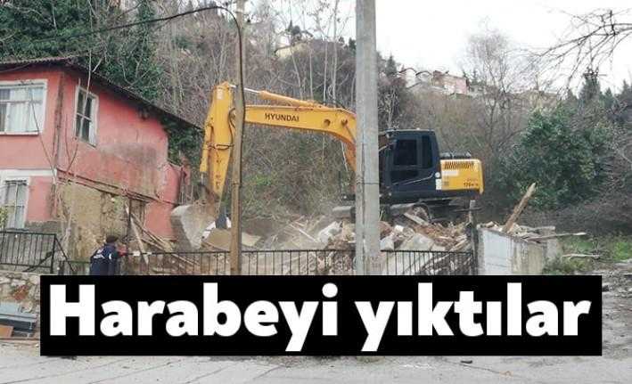 Veliahmet Mahallesi’nde bulunan ve mahalleli için tehlike arz eden metruk