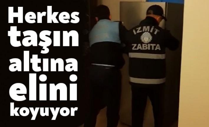 İzmit Belediyesi Zabıta Müdürlüğü ekipleri tamir edilen buzdolabı bina