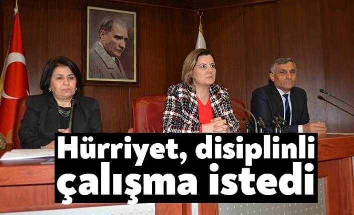 İzmit Belediye Başkanı Fatma Kaplan Hürriyet, zabıtalarla toplantı yaparak