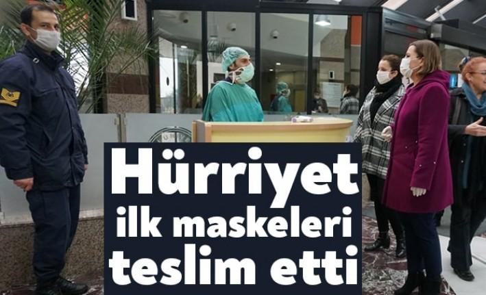 İzmit Belediyesi Dikimevi'nde üretilen steril maskelerin ilk teslimini, İzmit Belediye