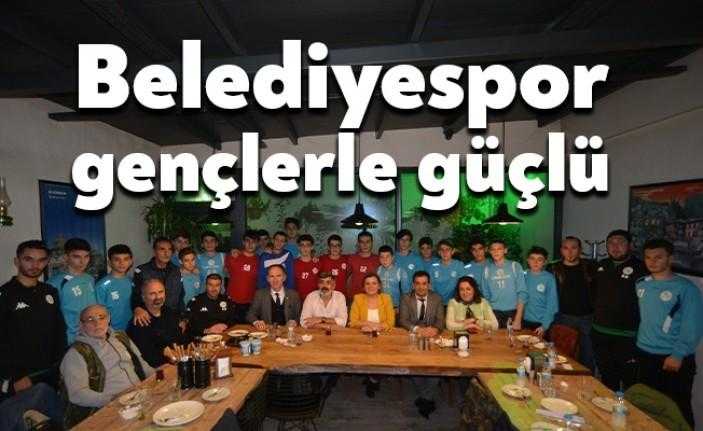 İzmit Belediye Başkanı Av. Fatma Kaplan Hürriyet, U16 Ligi’nde kentimizi