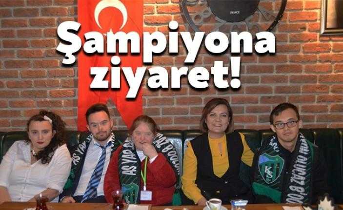 İzmit Belediye Başkanı Av. Fatma Kaplan Hürriyet, Down Cafe’yi ziyaret