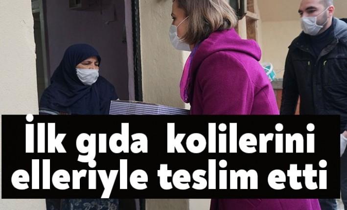 Vatandaşların sıkıntılarını hafifletmek amacıyla hazırlanan ilk gıda kolilerini İzmit Belediye