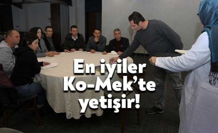 KO-MEK servis elemanı kursunda vatandaşlara dünya mutfaklarındaki servis teknikleri öğretiliyor.