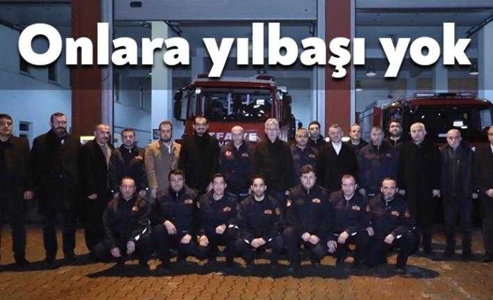 Yılbaşı dolayısıyla mesaiye kalan Kocaeli Büyükşehir Belediyesi İtfaiye mensupları, Başkan