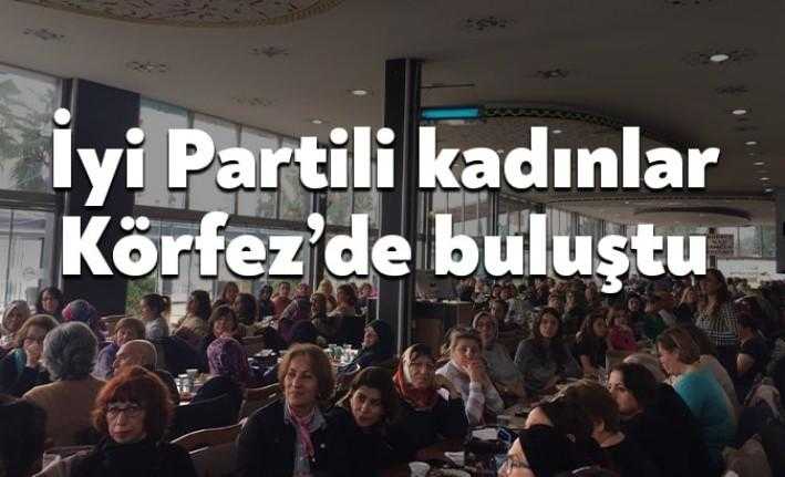 Körfez İyi Parti İlçe Teşkilatı üyesi kadınlar, Tütünçiflik sahilinde buluştu.
