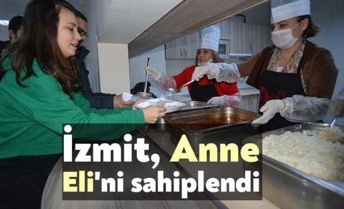 İzmit Belediyesi'nin üniversite öğrencilerine yönelik başlattığı “Anne Eli” projesine yemek