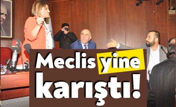 İzmit Belediye Başkanı Fatma Kaplan Hürriyet’in oturarak konuşma hakkı verdiği