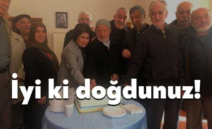 İzmit Belediyesi, Yeni Mahalle'de yaşayan emeklilere doğum günü kutlaması düzenledi.