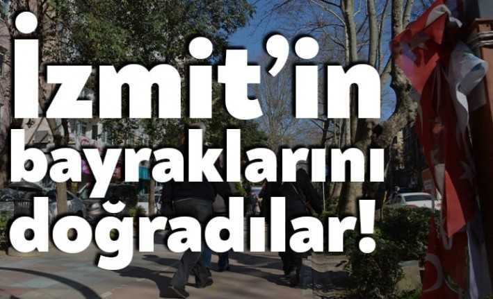 İzmit Belediyesi'nin yürüyüş yolundaki bayrakları Kocaeli Büyükşehir Belediyesi ekipleri tarafından