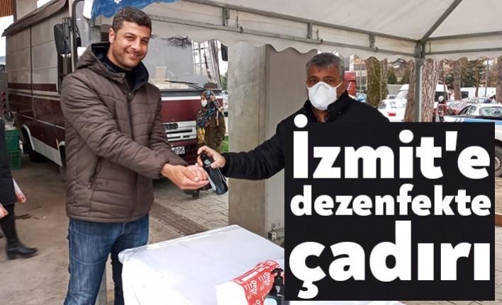 Büyükşehir Belediyesi ekipleri, İzmit Perşembe Pazarı girişine dezenfektan çadırı kurarak
