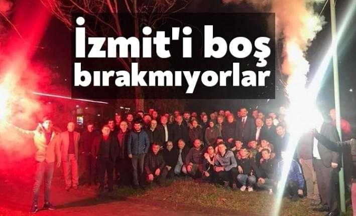 AKP İzmit İlçe Teşkilatı, Alikahya Mahallesi'nde ziyaretlerde bulunup istişareler yaptı.