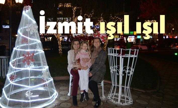 2020 yılına sayılı günler kala ilçenin birçok noktası renkli ışıklarla