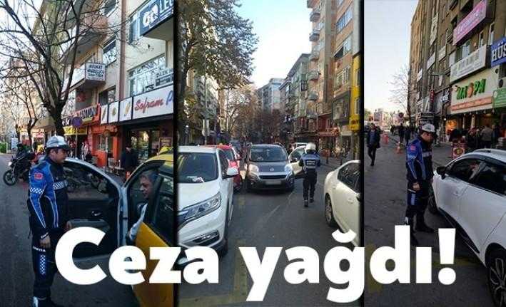 Kocaeli’de şehrin işlek noktalarında çift sıra araç park ederek trafiğin