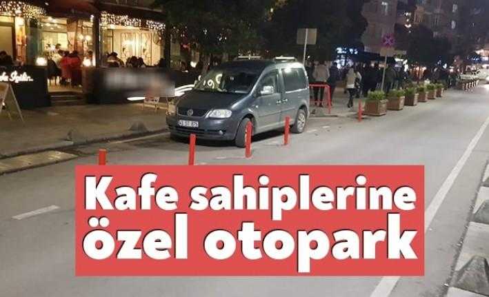 Eski Valilik alanı mevkiinde Kocaeli Büyükşehir Belediyesi’nin demir dubalarla kapattığı