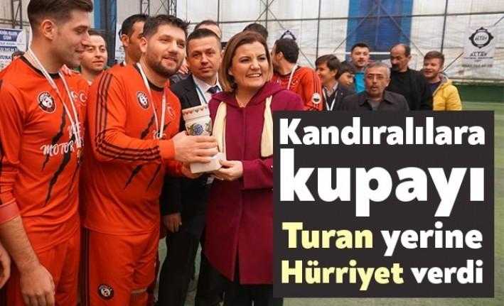 Genç Kandıralılar Derneği Halı Saha Ligi’nde şampiyon olan Yusufca FK'ya