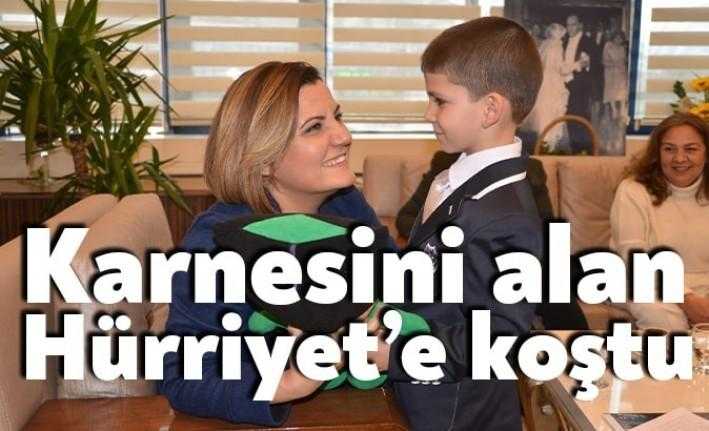 İzmit Belediye Başkanı Fatma Kaplan karne alan çocukları ağırladı. Karnelerini
