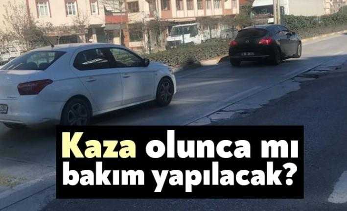 Karamürsel merkezin ortasından geçen D-130 karayolundaki çukur ve derin çatlaklar