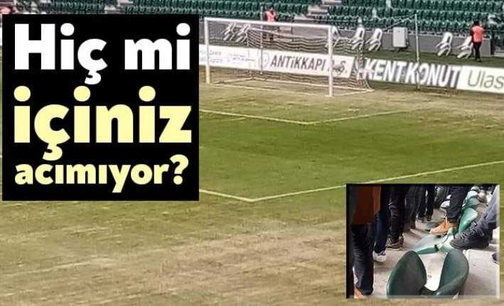 Kocaeli Stadyumu'nun çimlerinin bakımsızlığı son maçta taraftarın tepkisini topladı. Öte