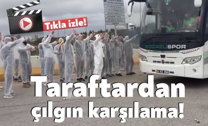 Kocaelispor'un bugün seyircisiz oynanan maçı öncesi, taraftarlar, karantina giysileriyle takımı