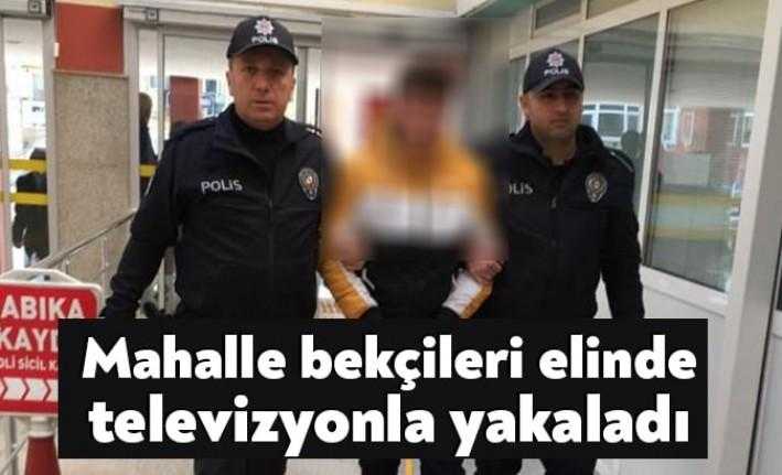 İzmit'te gece saatlerinde çaldığı televizyon ve bilgisayar ile yürüyen hırsızı