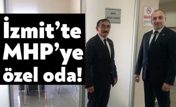 İzmit Belediye Meclisi'nde MHP Grubu'na yeni bir toplantı odası açıldı.