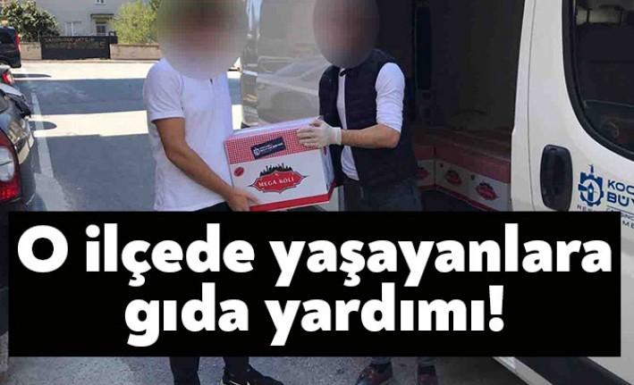 Kocaeli Büyükşehir Belediyesi ekipleri, ihtiyaç sahibi vatandaşlara gıda kolisi yardımını