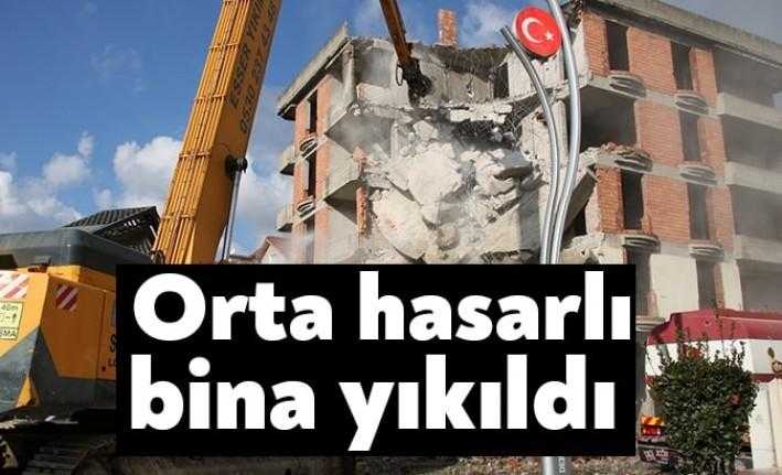 Derince Belediyesi Yapı Kontrol Müdürlüğü ekipleri, orta hasarlı bir binanın