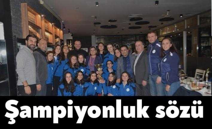 İzmit Belediyesi'nin başarılı takımı kadın basketbol U16 başkan Fatma Kaplan