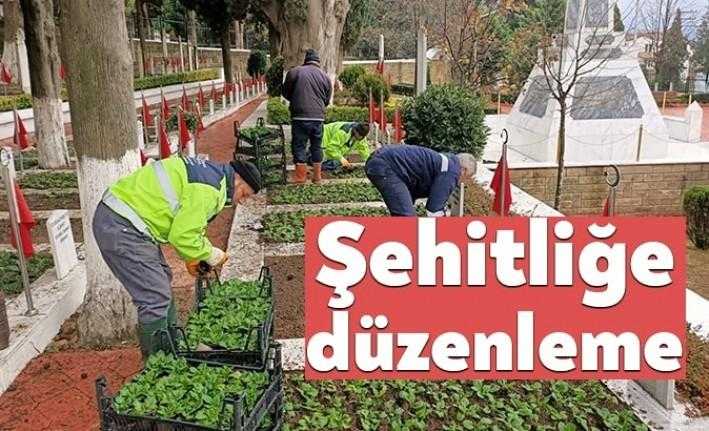 İzmit Namazgah Şehitliği’nde çevre düzenlemesi yapıldı. Kabristanların üzerindeki ve çevresindeki
