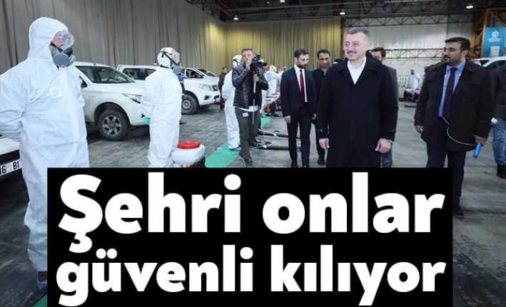 Kocaeli Büyükşehir Belediyesi, 22 araç ve 70 personelle şehirde dezenfektan