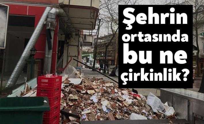 ​​​​​​​İzmit Alikahya Fatih Mahallesi’nde bir işletme, hem kaldırım işgali yapıyor